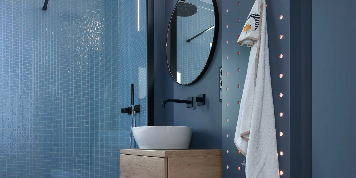 Le bleu et le bois : pour une salle de bain chaleureuse