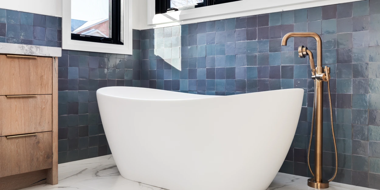 Le bleu et le laiton : l’élégance chic et contemporaine