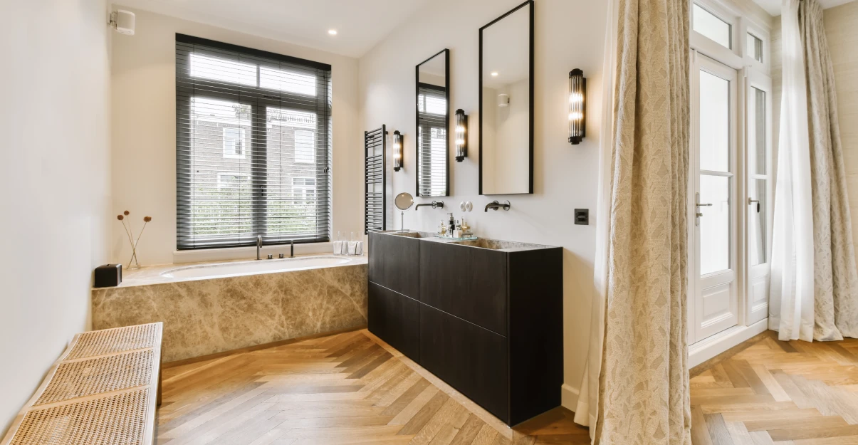 Salle de bain noire et bois : une bonne idée ?