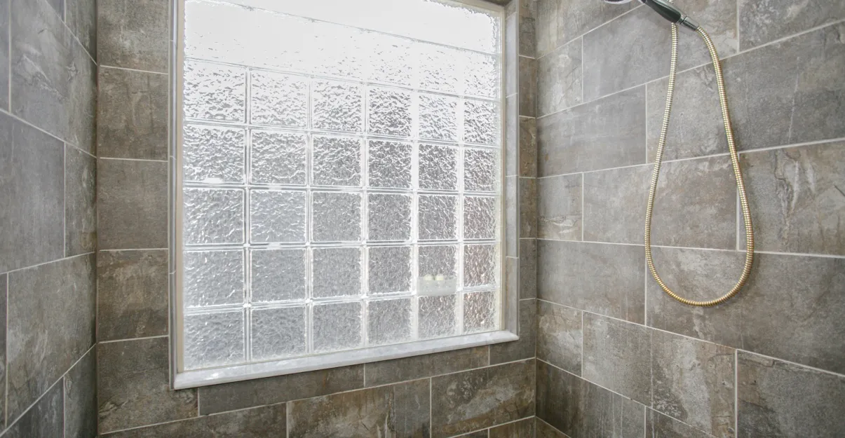 Carreau verre de douche texturé