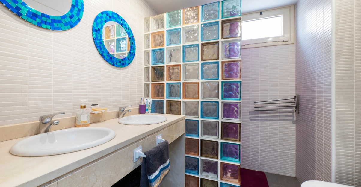 Installation carreau de verre dans la douche