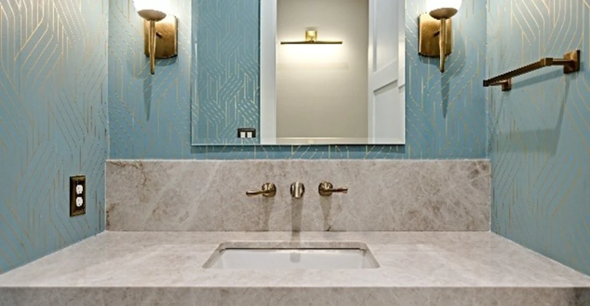 couleur salle de bain bleu et laiton