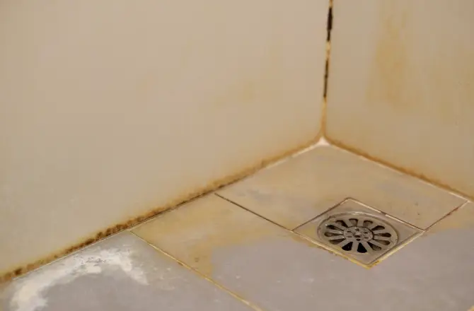 Mauvaise étanchéité dans une salle de bain