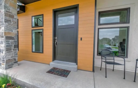 La porte d'entrée en aluminium