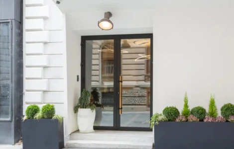 La porte d'entrée vitrée