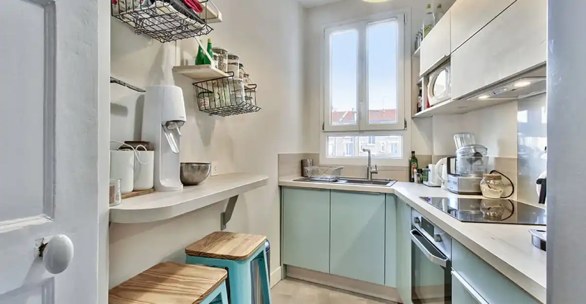 Cuisine en U avec fenêtre