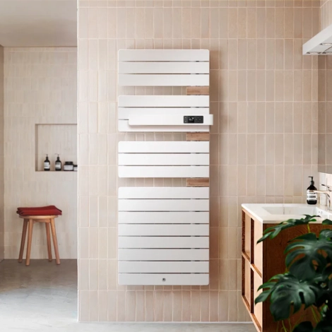 Sèche-serviettes électrique connecté Allure 4 dans une salle de bain